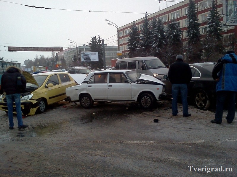 Твериград тверь. Авария на улице Вагжанова ВАЗ 2107. ДТП В Твери вчера ул Вагжанова.