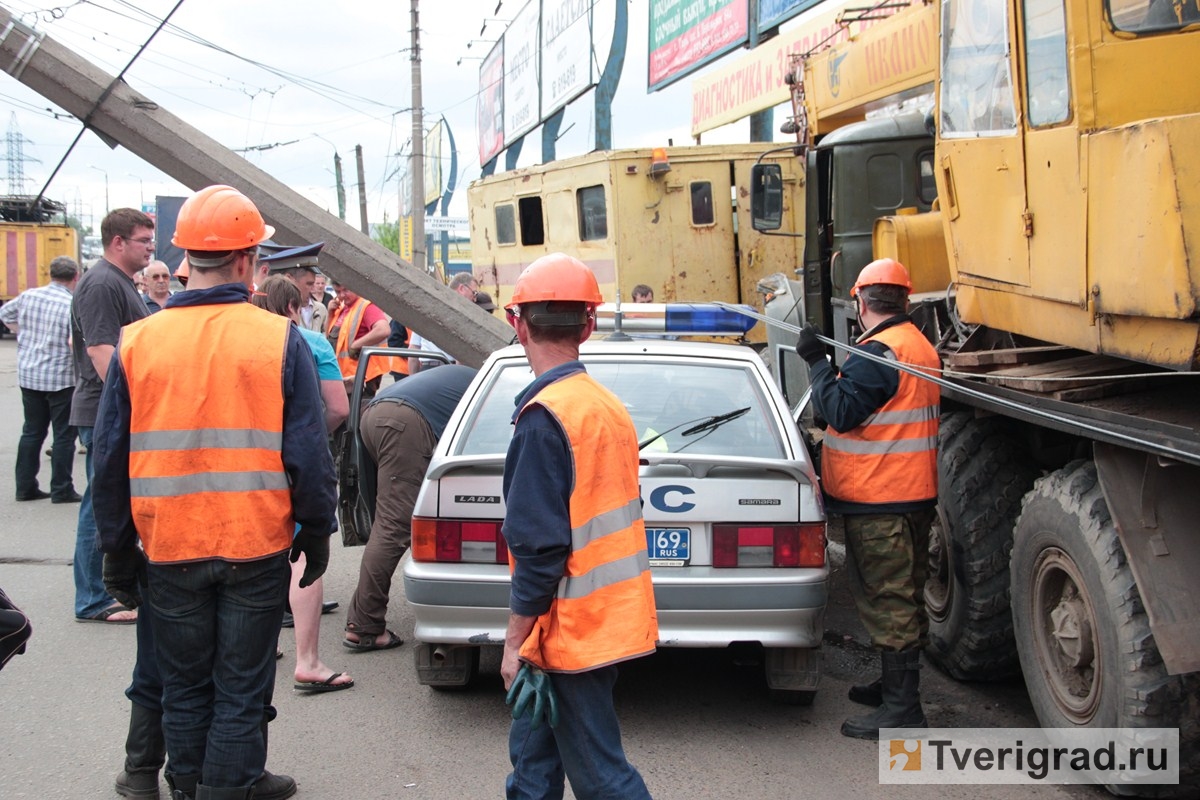 В Твери у Южного моста автокран протаранил машину ДПС и столб | Твериград