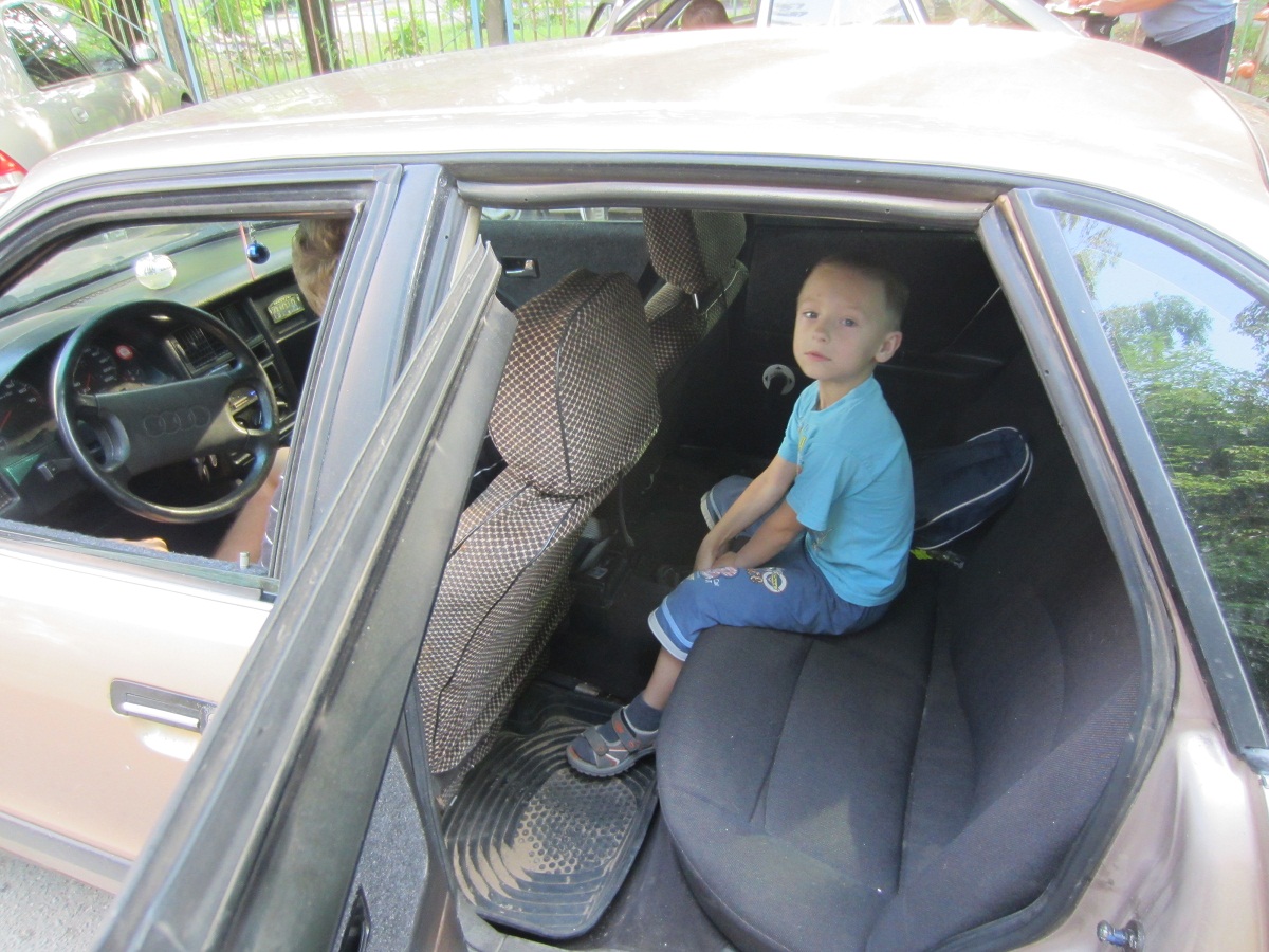 Ребенок без ремня безопасности. Ребенок в автомобиле не пристегнут. Машина для детей. Ребенок в машине без кресла. Непристегнутый ребенок в машине.