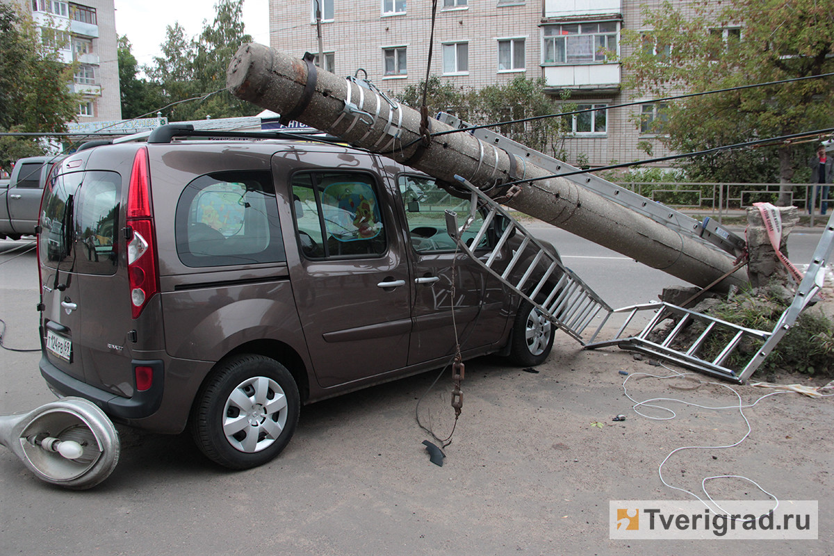 В Твери фонарный столб упал на автомобиль (фото) | Твериград