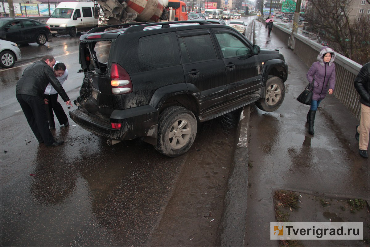 В Твери на Южном мосту столкнулись 4 автомобиля | Твериград