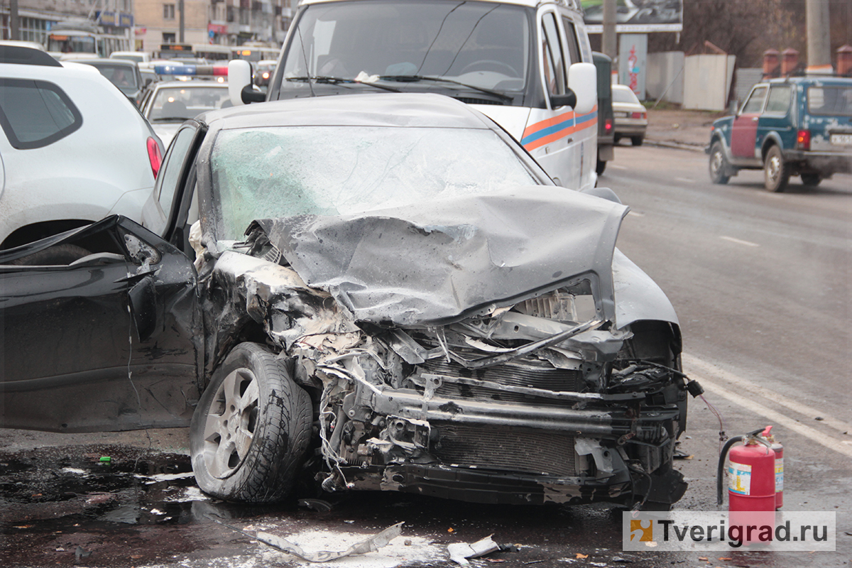 В Твери лоб в лоб столкнулись два автомобиля | Твериград