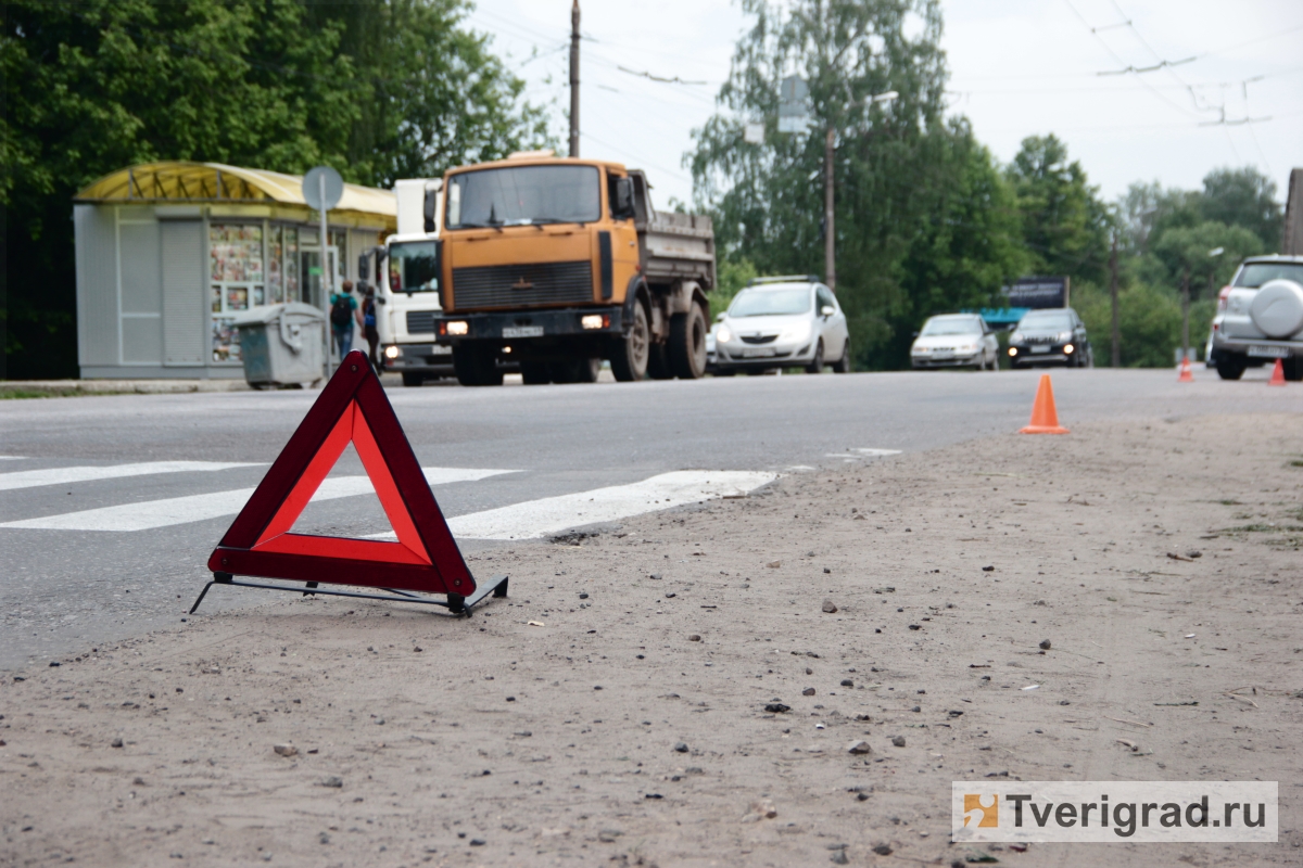 В Тверской области столкнулись легковушка и большегруз | Твериград