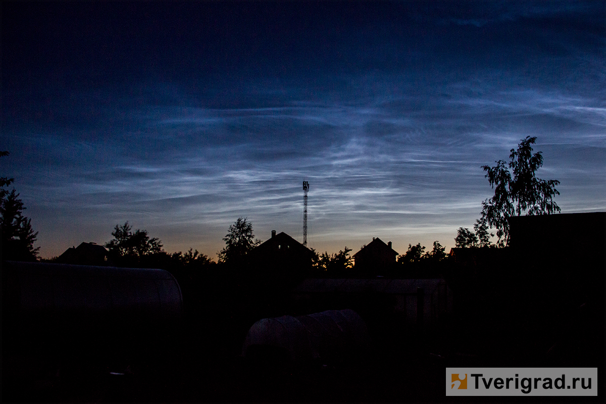 Почему погас свет. Серебристые облака в Тверской области. Тучи над Тверью. Тверь тучи. Сумеречное небо над улицей.