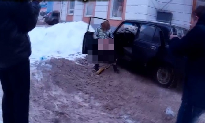 Лежащая на дороге в Ростове под диким кайфом девушка попала на видео