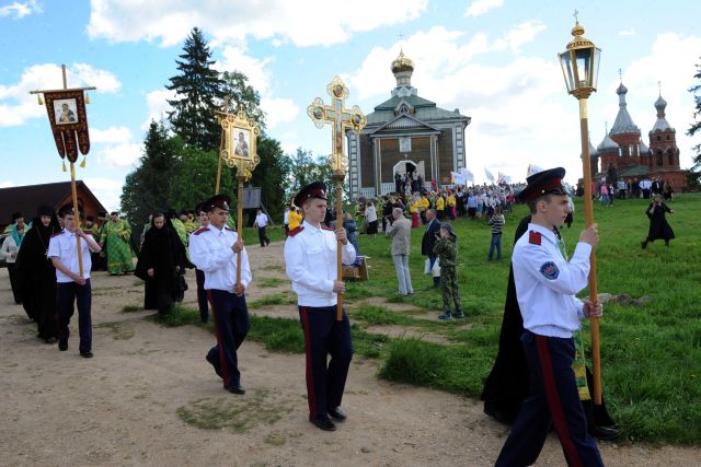 Крестный ход в твери. Волжский крестный ход 2015. Крестный ход в Твери 18 век. Крестные ход на реке Волга.