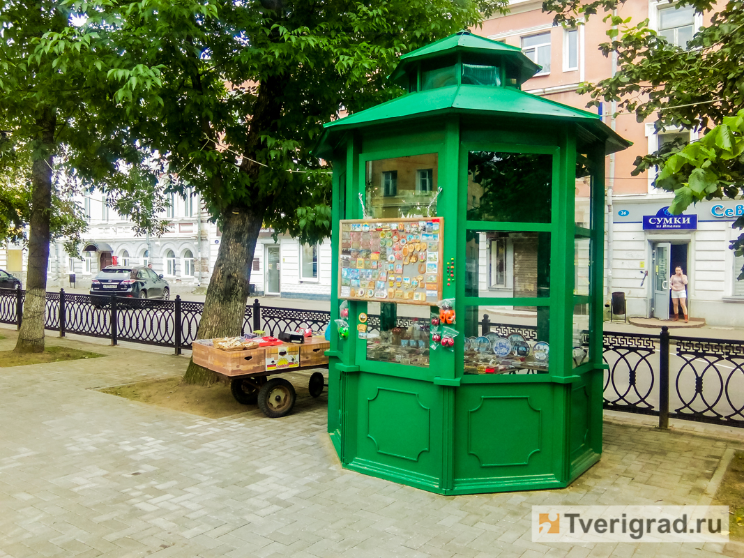 Киоск это. Ларьки на Радищева Тверь. Ларьки в Твери в 90е. Сувенирный ларек. Киоск с сувенирами.