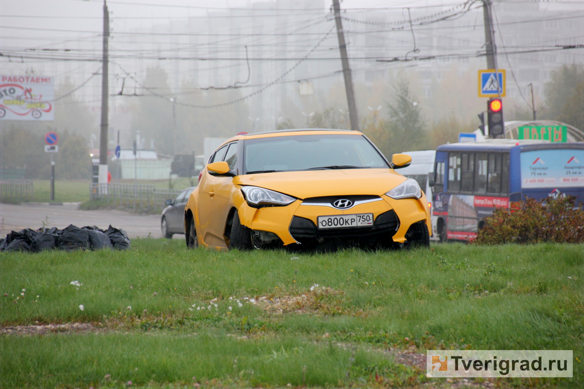 В Твери Hyundai снес бордюр и 