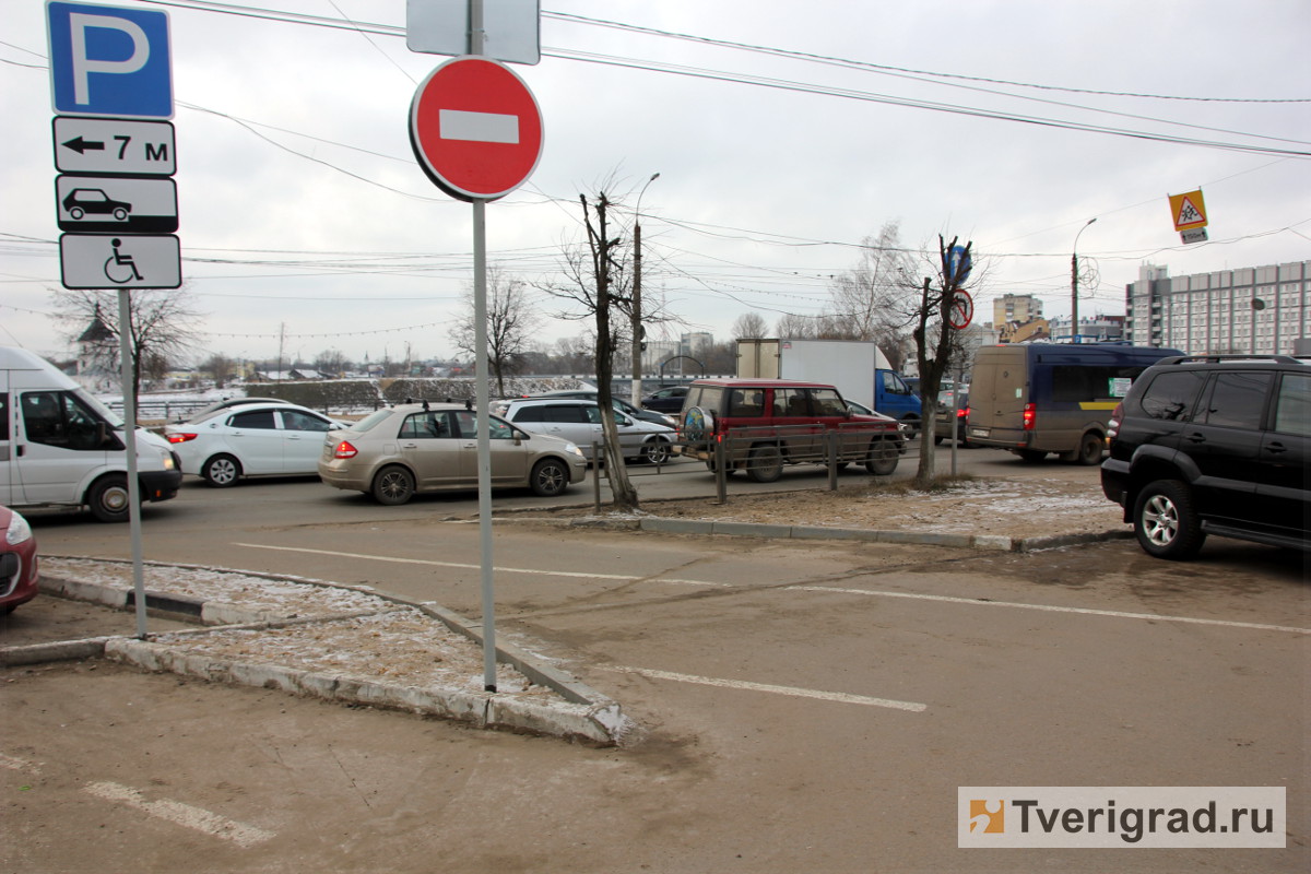 В Твери изменилась схема движения возле ТЦ 