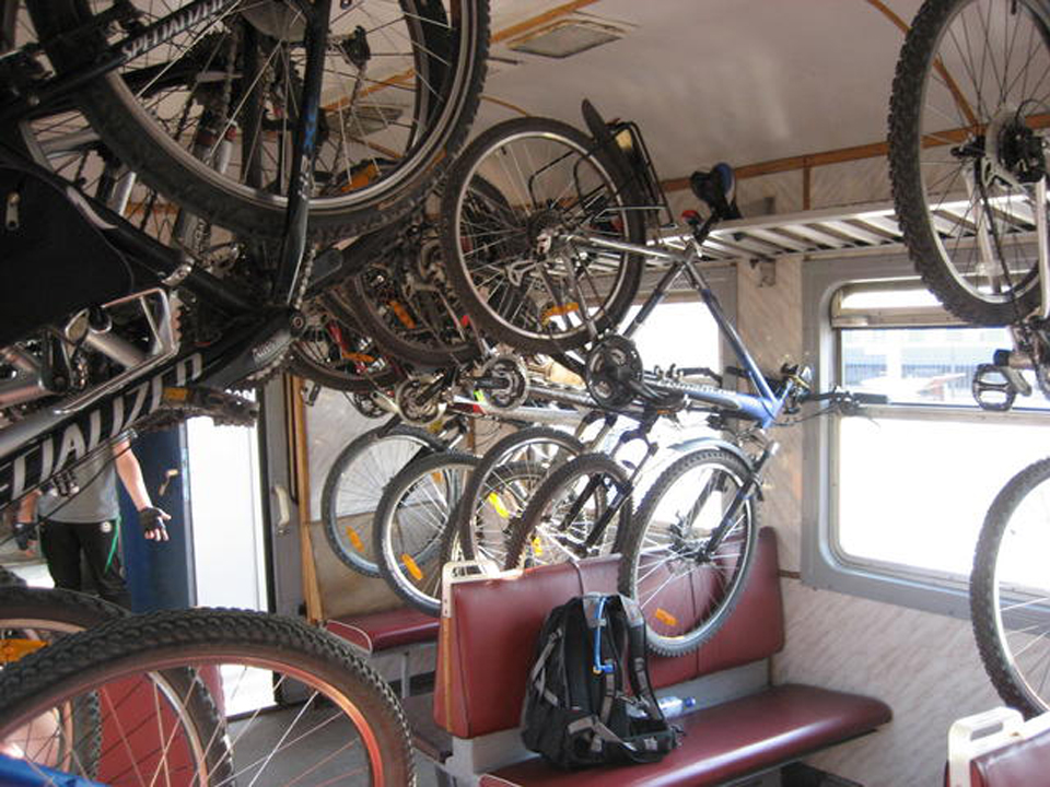 Авито доставка велосипед можно ли. Велосипед в электричке. Велосипед в поезде. Провоз велосипеда в поезде. Вагон для велосипедов.
