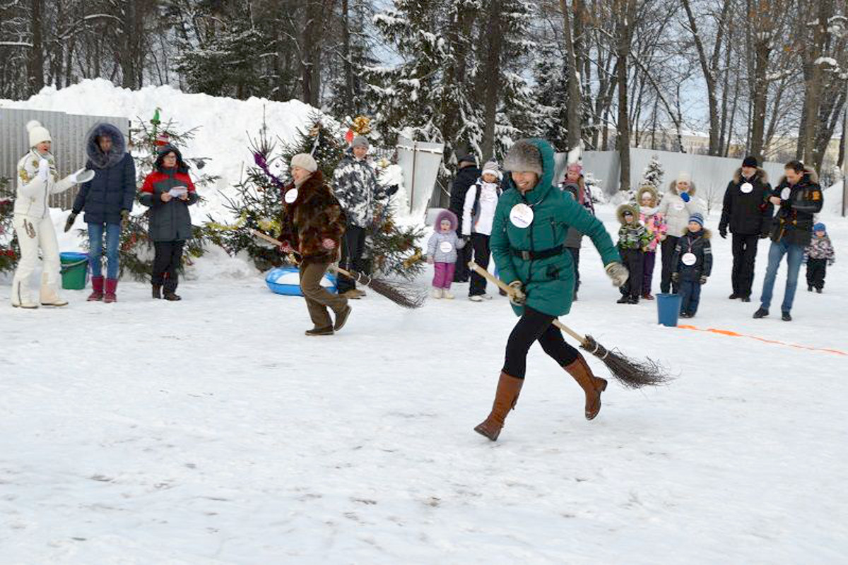 Футбол на метлах. Тимбилдинг зимой на улице для детей. Зимние эстафеты. Развлечения на масленицу на улице. Зимний хоккей с метлами.