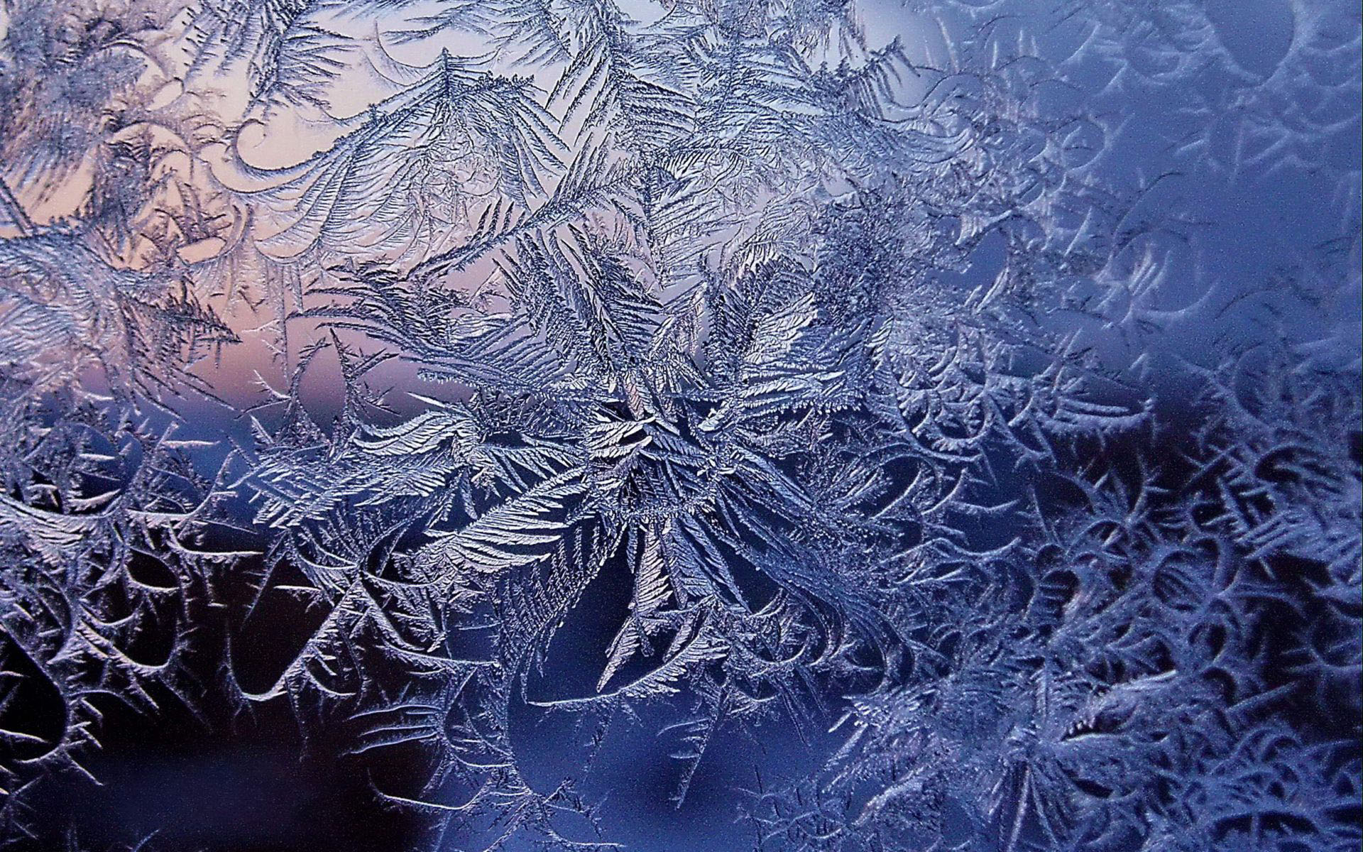 Мороз рисует на стекле узоры. Морозные узоры. Зимние узоры на стекле. Ледяные узоры на стекле.