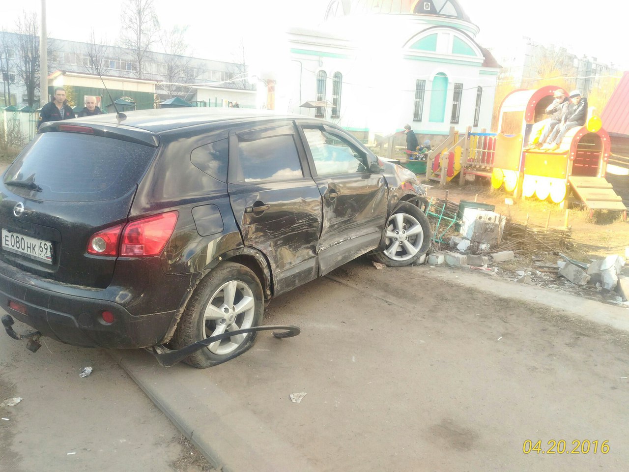 В Твери на тротуаре сбили двоих детей | Твериград