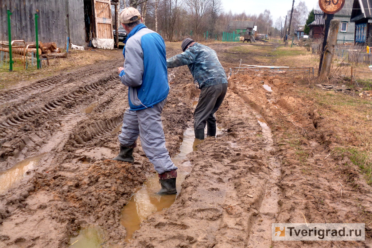 Деревня бездорожье. Бездорожье в деревне. Пустырь в деревне. Сельская грязь. Фото бездорожья в деревне.