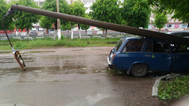 Столб упал на машину