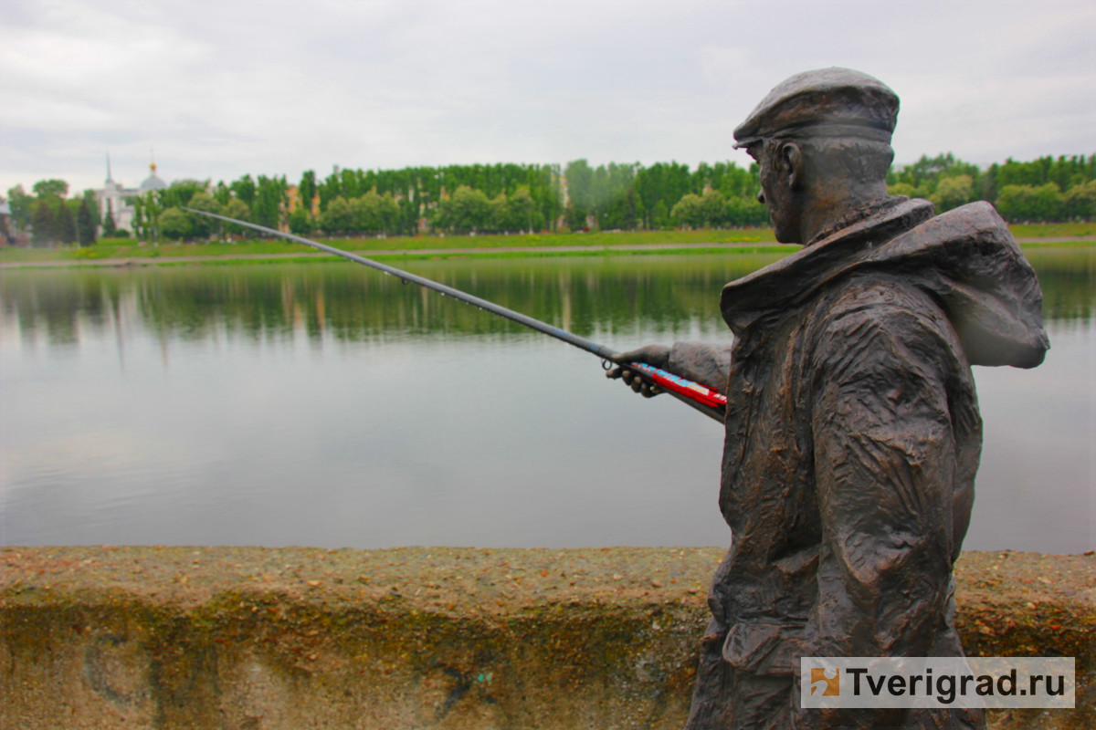 В Твери вандалы вновь повредили скульптуру рыбака (фото) | Твериград