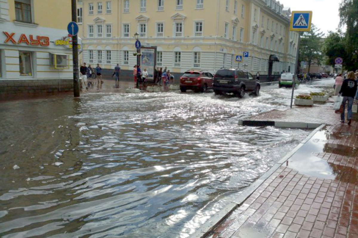 Дождь в твери сегодня. Потоп на Трехсвятской Тверь. Проспект Победы Тверь дожди. Потоп в Твери на ул Радищева. Тверь затопило.