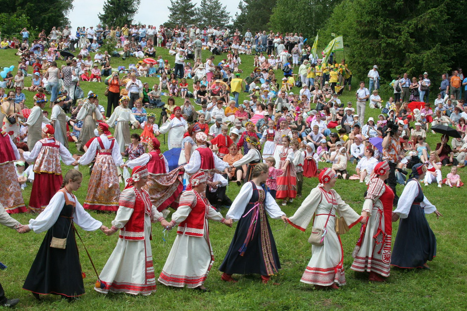 Что такое народный праздник. Народное гуляние. Русские народные гуляния. Хоровод. Фольклорный праздник.