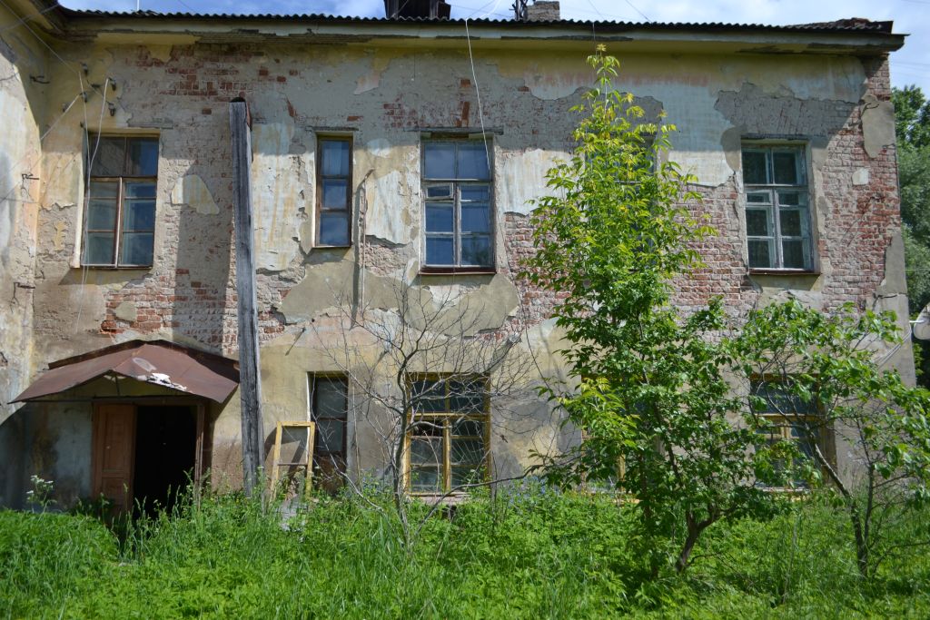 Квартиры вышний волочок. Вышний Волочек нищета. Разрушенные здания Вышнего Волочка. Дом пантюшкинагде жил Вышний Волочек. Вышний Волочек трущобы.