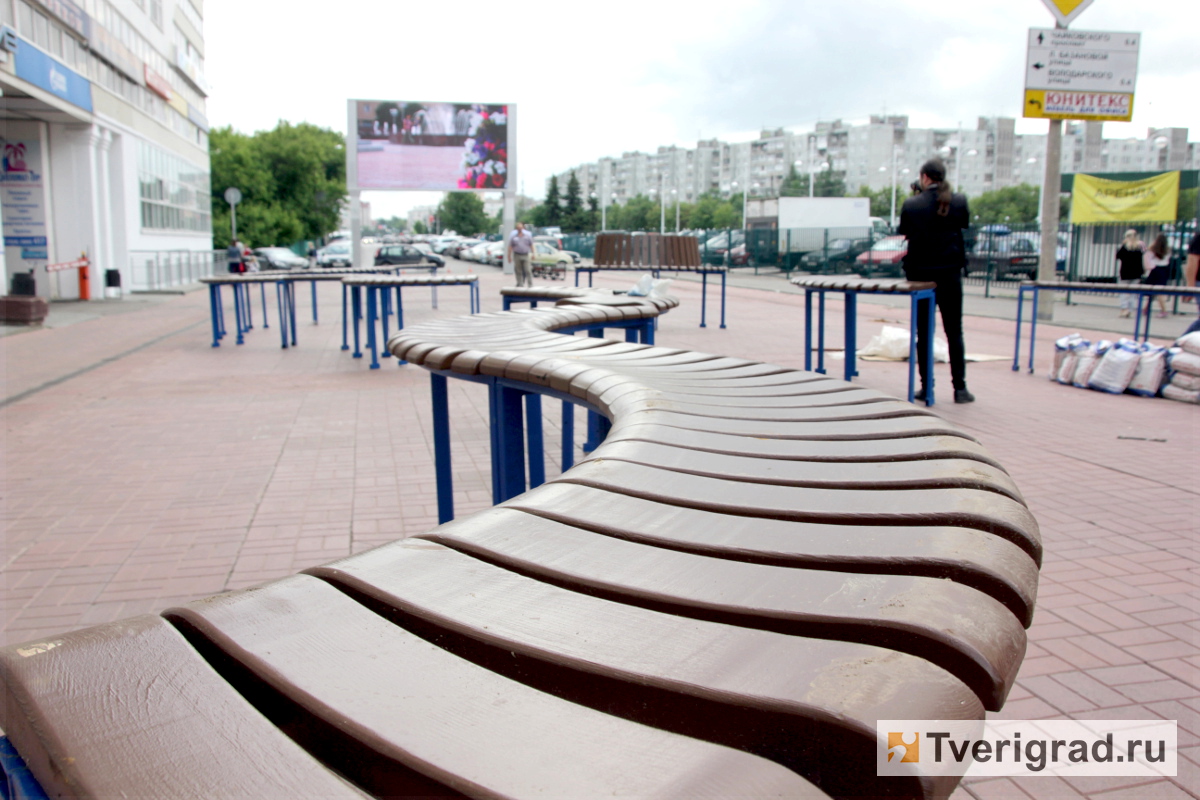 В Твери на Трехсвятской установили гигантскую скамейку-змейку (фото) |  Твериград