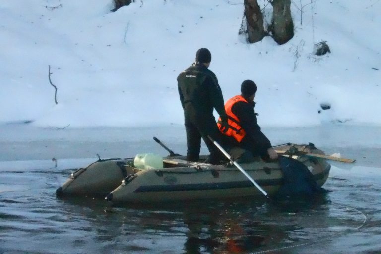 Рыбаки утонули в машине