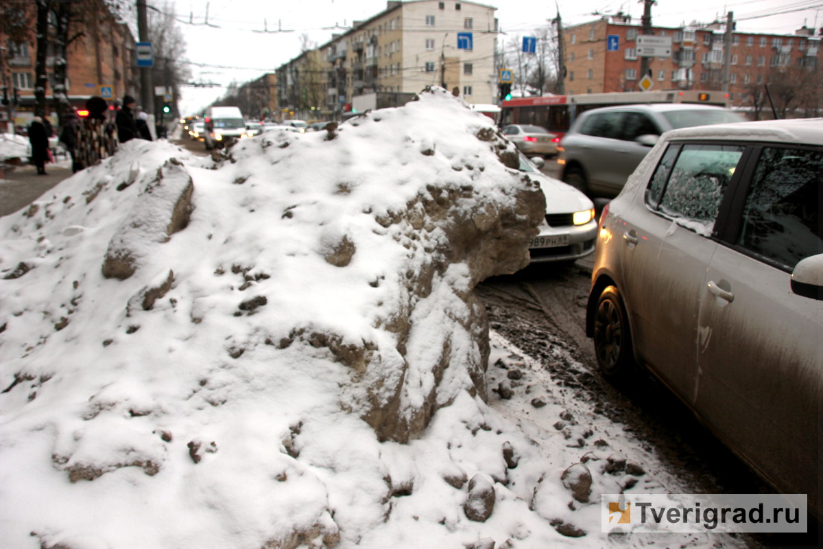 Забытый снег. Снег в Удмуртии. Удмуртия снегопад обстановка на дорогах. Аварии из-за снегопада в Удмуртии. Фото снегопад Удмуртия.