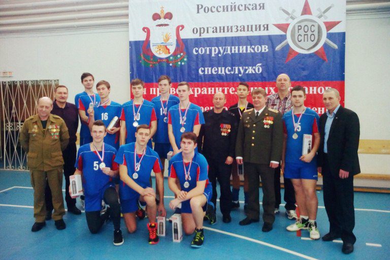 Тверские волейболисты на церемонии награждения с организаторами турнира-мемориала в Смоленске