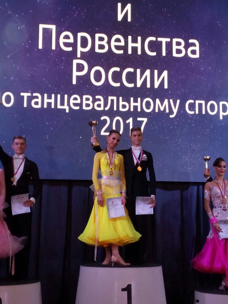 Виктория Пучина и Роман Главацкий на высшей ступени пьедестала почета российского турнира