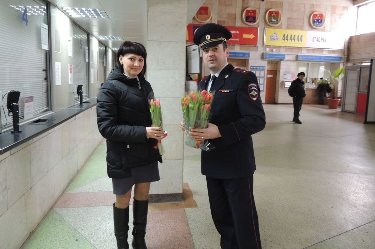 В Твери сотрудники транспортной полиции дарят женщинам цветы