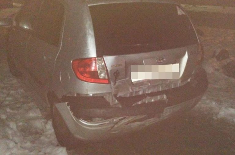 В Твери пьяный водитель легковушки врезался в припаркованное авто и в дерево