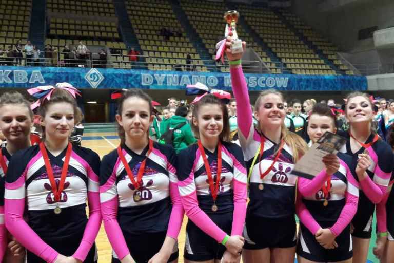 Команда юниоров школы Розовая пантера с кубком Москвы за первое место