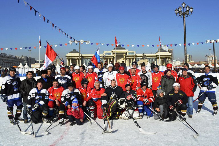 На международном турнире в Улан-Баторе. Руслан Скородумов стоит по центру в заднем ряду в красной форме сборной России.