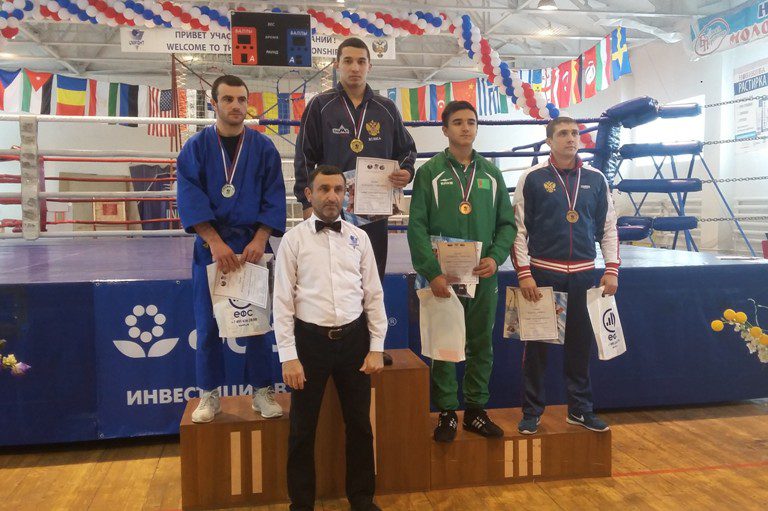 В 2017 году Темурбек Нуралиев (на снимке в центре) завоевал все самые престижные титулы в универсальном бое