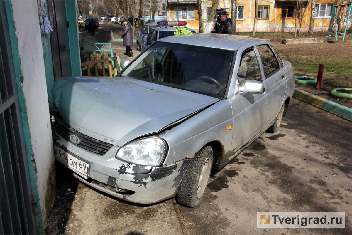 В Твери Lada Priora протаранила подъезд дома на бульваре Цанова | Твериград