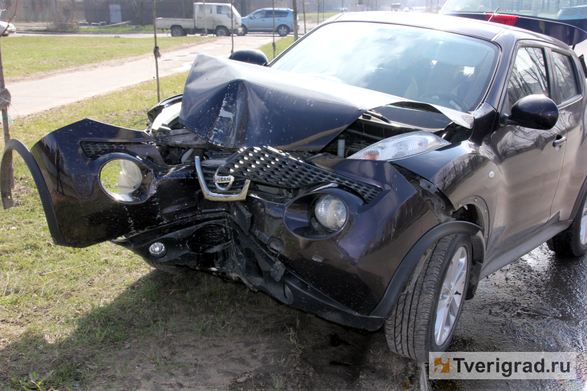 В Твери женщина на Nissan Juke протаранила столб на Набережной Лазури |  Твериград