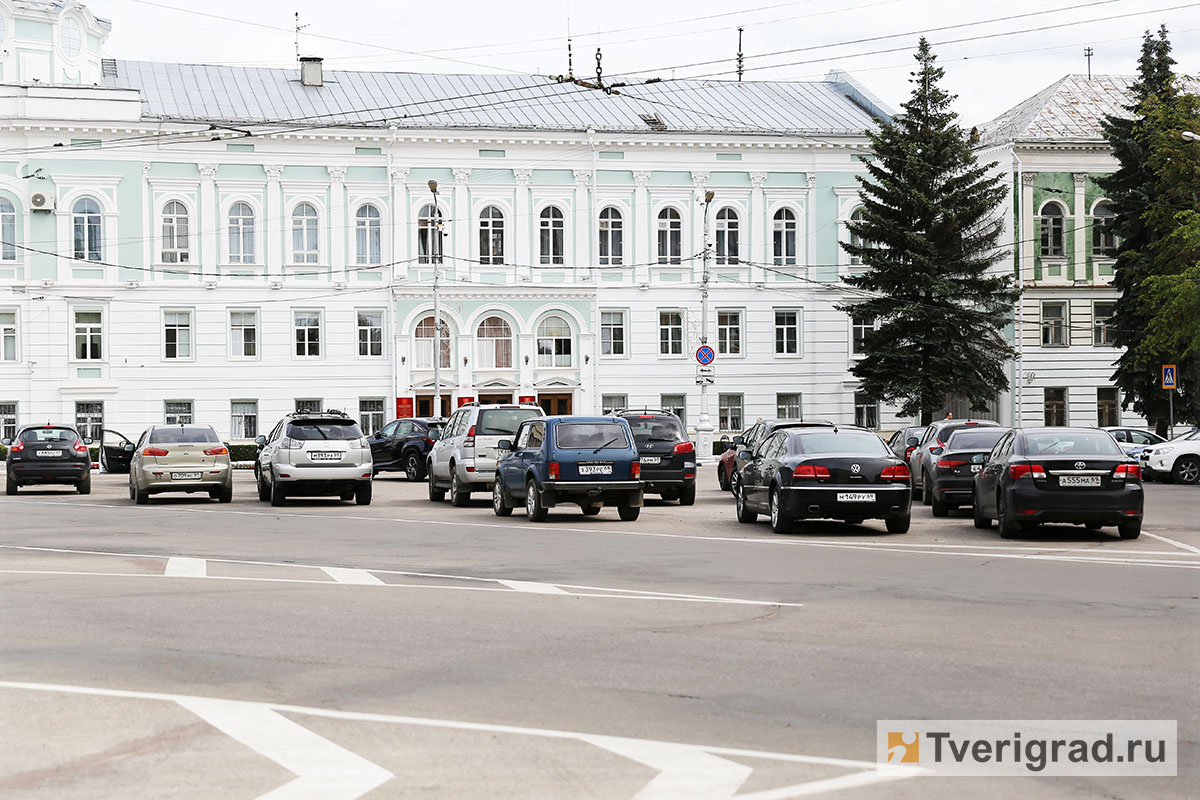 Под окнами правительства Тверской области появилась бесплатная парковка |  Твериград