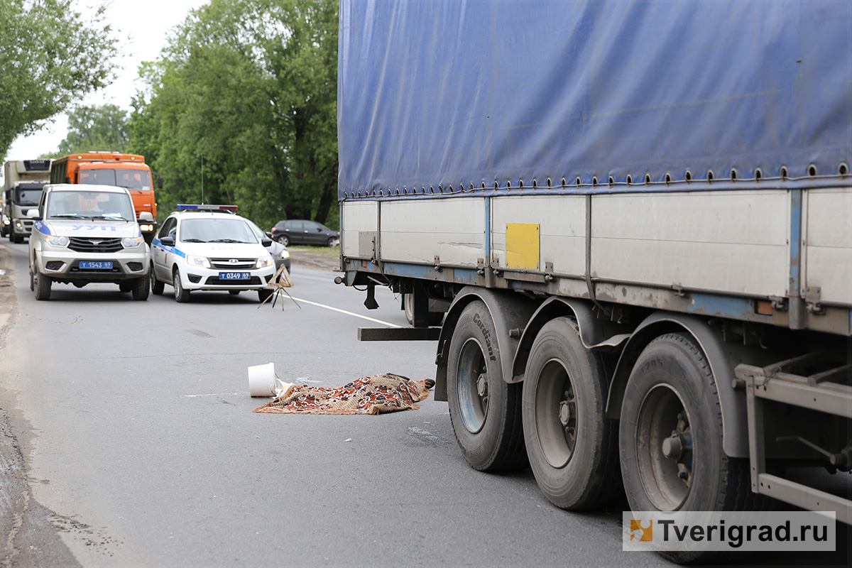 В Твери женщина погибла под колесами большегруза | Твериград