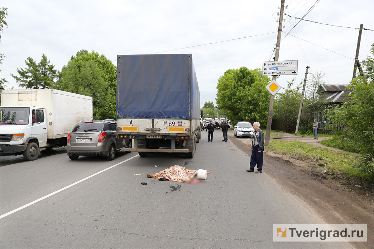 В Твери женщина погибла под колесами большегруза | Твериград