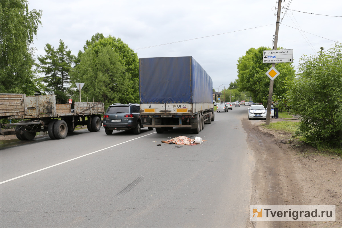 В Твери женщина погибла под колесами большегруза | Твериград