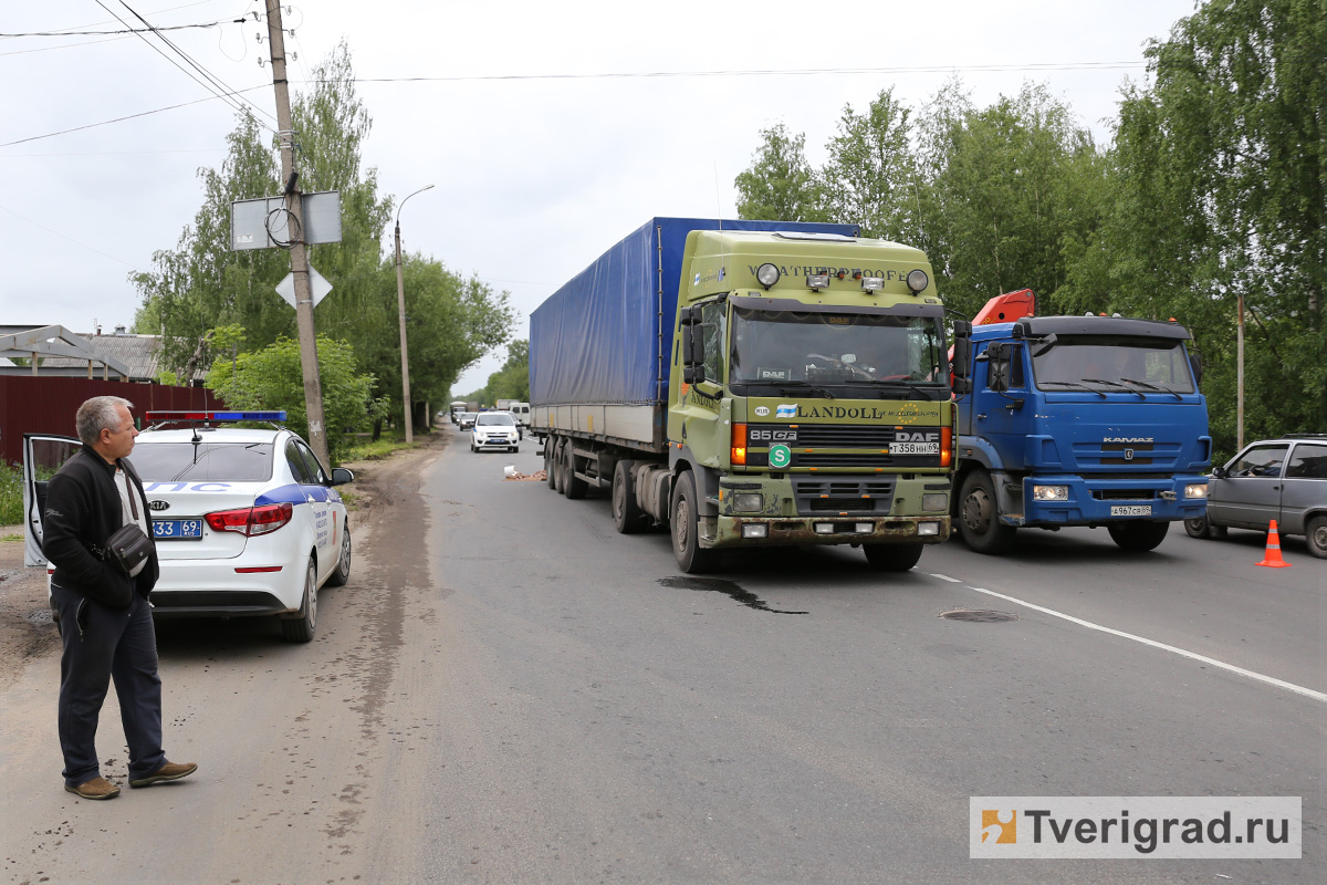 В Твери женщина погибла под колесами большегруза | Твериград