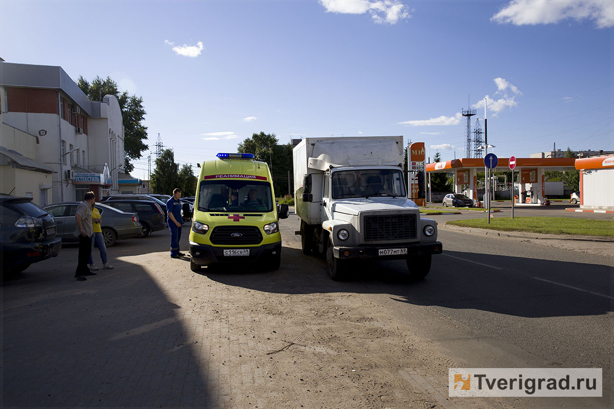 В Твери пьяный бомж бросился под колеса грузовика | Твериград