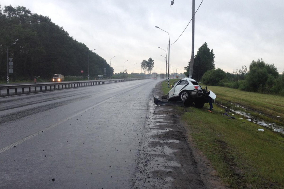 В Тверской области Mercedes врезался в столб: в ДТП погибла девушка-пассажир  и пострадал водитель | Твериград