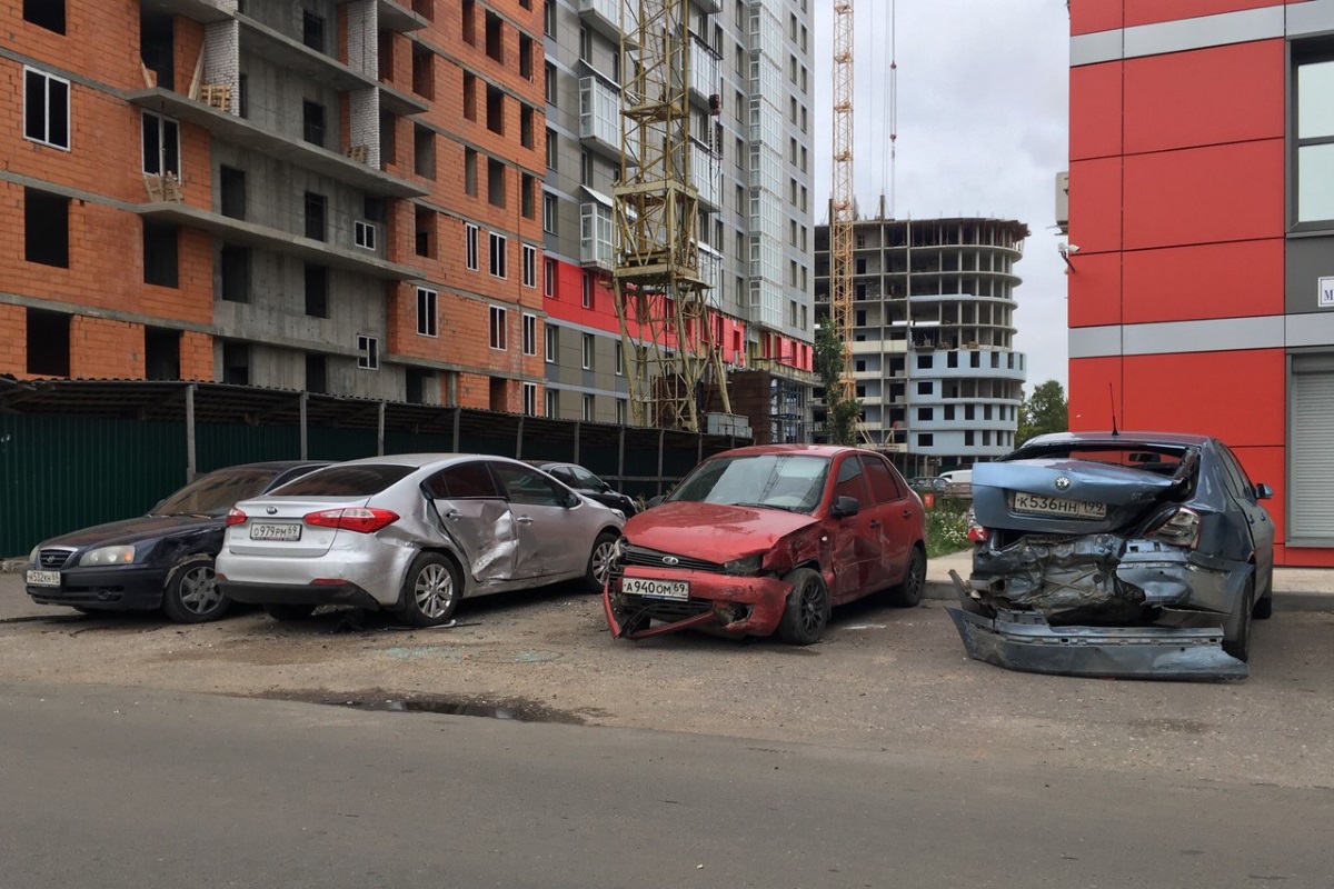 Автомобиль тверь. Тверская в запаркованных машинах. Твериград происшествия в Твери.