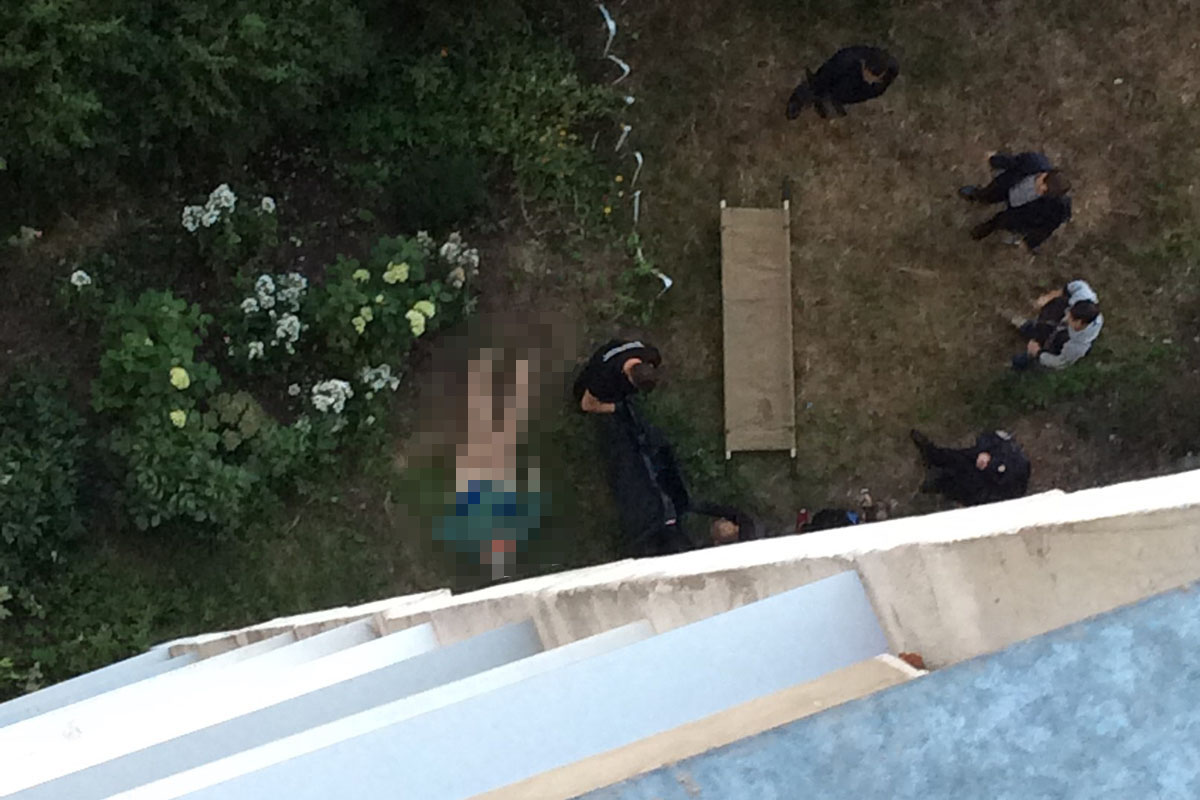 Балкон фото. Выпали из окна зеленоград. Девушка выпала из окна. Человек выбросился из окна. Выпали из окна зеленоград.