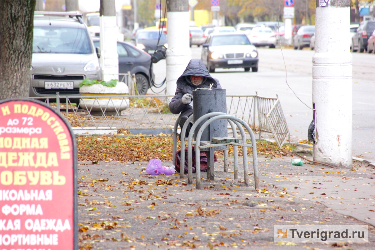 В Твери пенсионер, которого жена выгнала из дома, вынужден жить на  остановке | Твериград