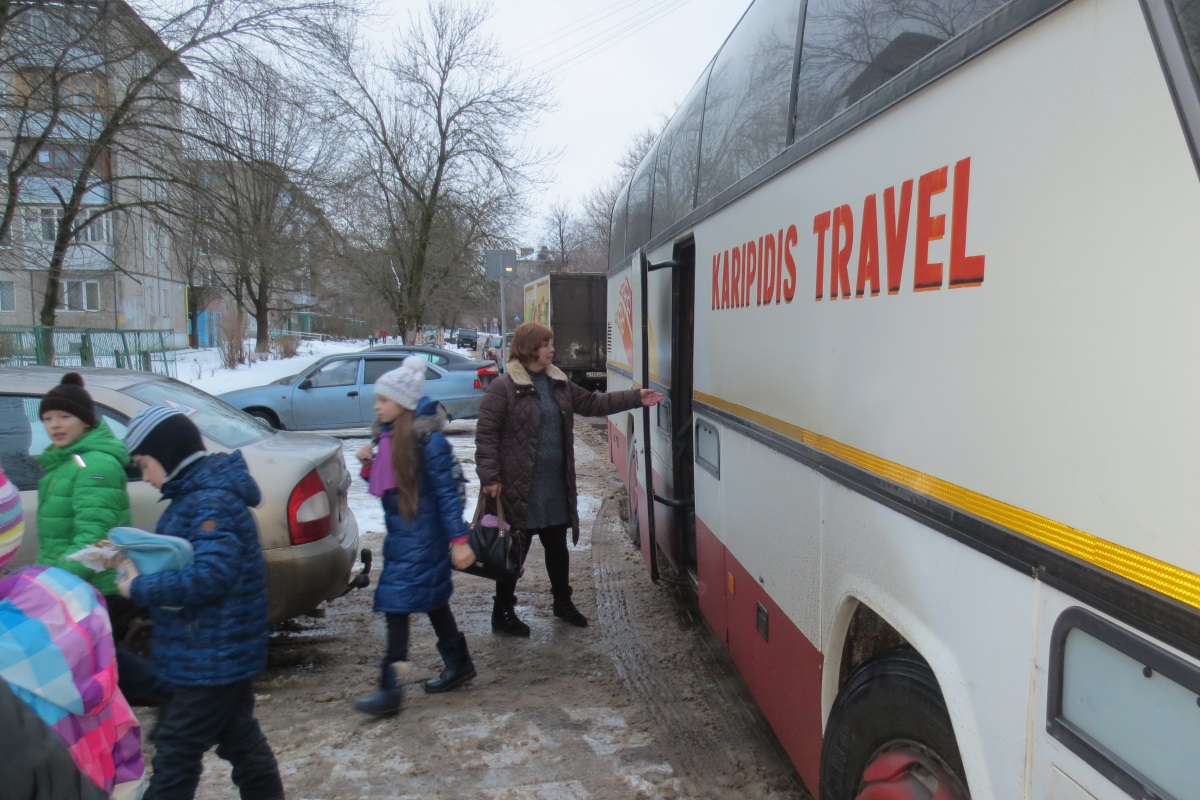 В Твери 40 детей высадили из экскурсионного автобуса, который нарушил  правила перевозки | Твериград