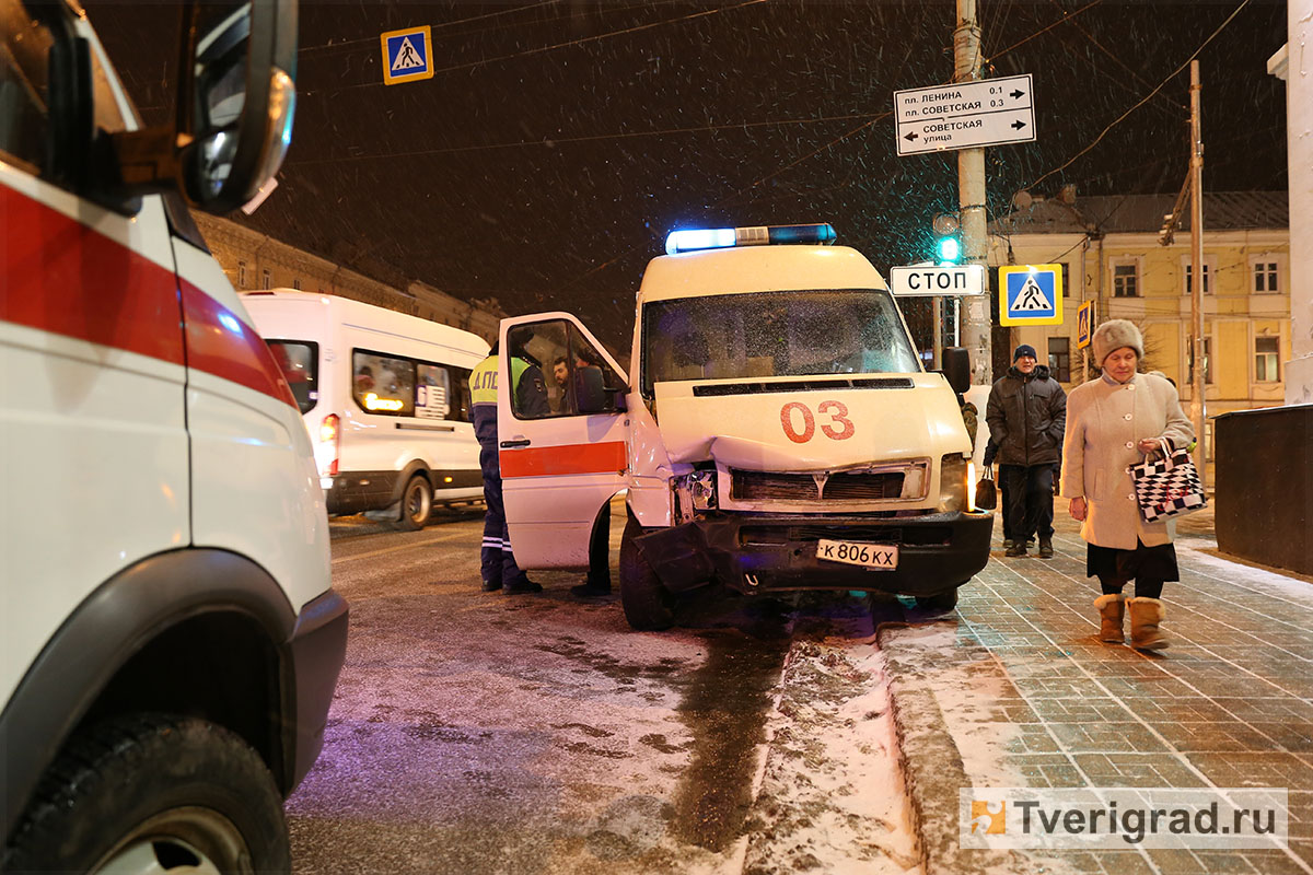 В центре Твери в ДТП попала машина реанимации с тяжелобольным пациентом |  Твериград