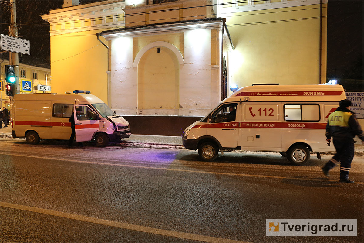 В центре Твери в ДТП попала машина реанимации с тяжелобольным пациентом |  Твериград