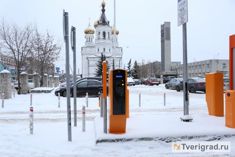 Въезд на парковочное пространство у ж/д вокзала в 2017-м году.