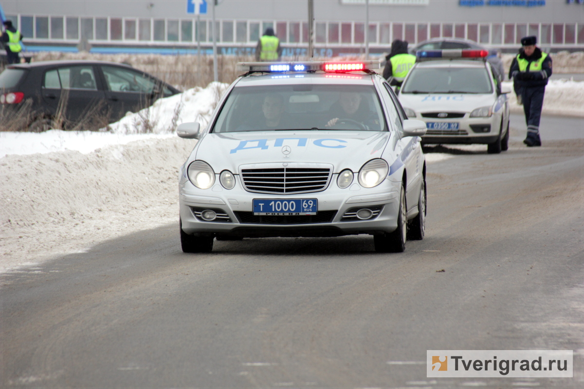 В Тверской области спасателям пришлось извлекать женщину из искореженной в  ДТП машины | Твериград